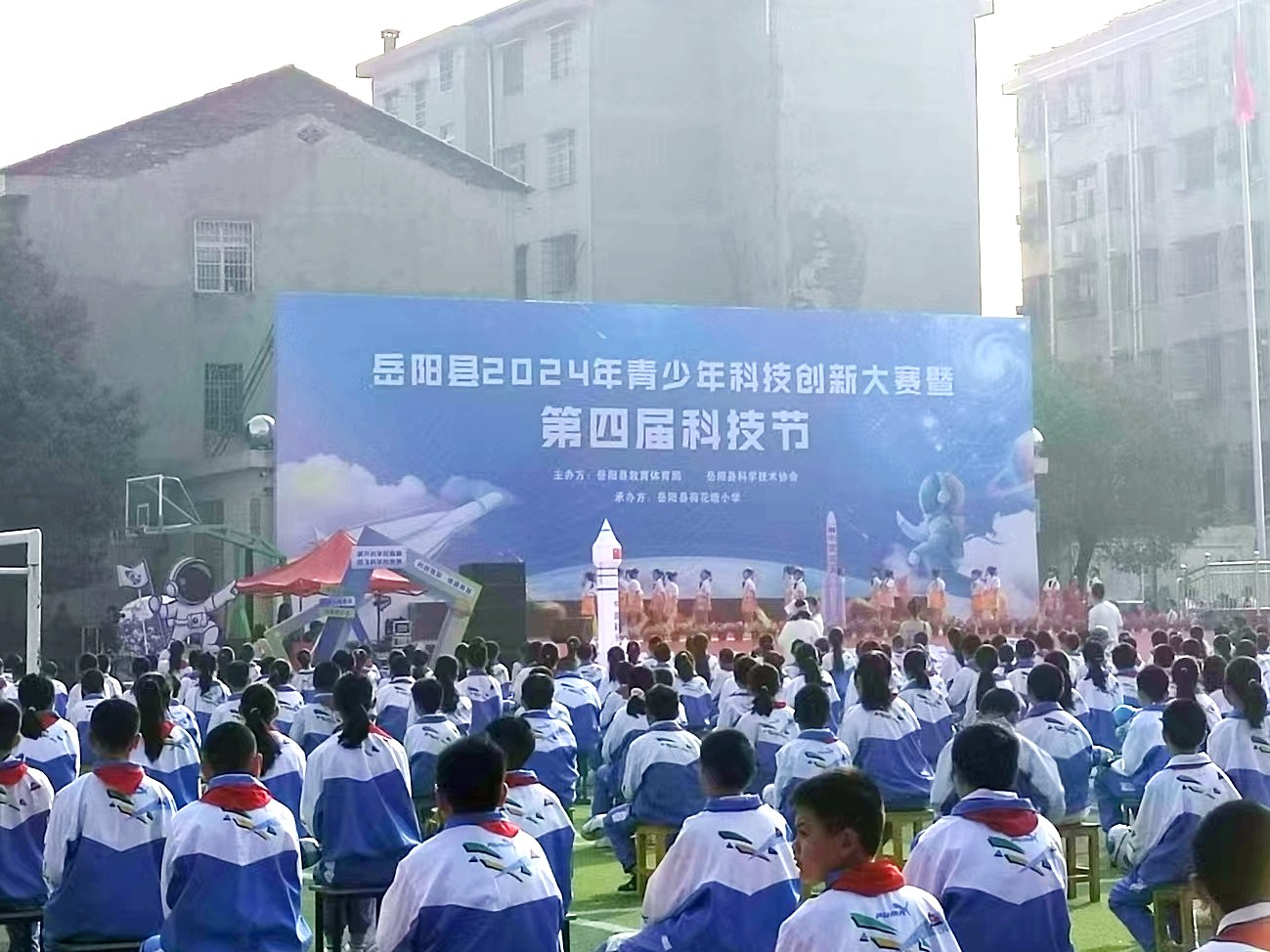 博鱼在线平台（中国）官网宣传车亮相“岳阳县2024年青少年科技创新大赛暨第四届科技节”